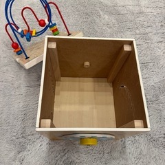 知育玩具、アクティビティキューブの画像