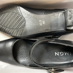【美品】【12/21まで】定価¥5000ほど　レディース　パンプス　ストラップつき　冠婚葬祭　 通勤　就活　22.5cm お値段ご相談くださいの画像