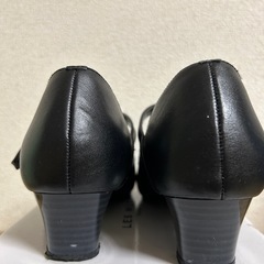 【美品】【12/21まで】定価¥5000ほど　レディース　パンプス　ストラップつき　冠婚葬祭　 通勤　就活　22.5cm お値段ご相談くださいの画像