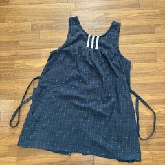 エプロン　深緑　　後ろにボタンの画像