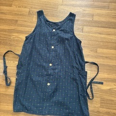 エプロン　深緑　　後ろにボタンの画像