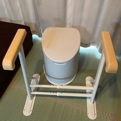 手すり付き　介護用ポータブル トイレの画像