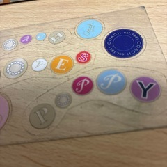 コーチの入れ物とメモ帳とシールの画像