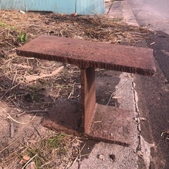 DIYに最適、鉄製手作り作業台の画像