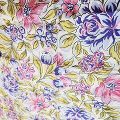 ＆シルク100％。軽やかな花畑のような明るい色味が素敵な大判スカーフ、いかがでしょうか？の画像