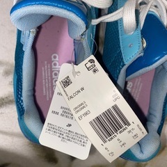 adidas スニーカー レディースの画像