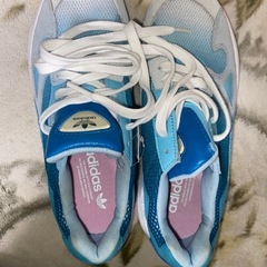 adidas スニーカー レディースの画像