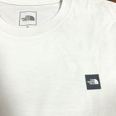 THE NORTH FACEのロゴ付きTシャツの画像