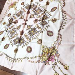 ◎シルク100％。本物の宝石を溶かし込んだような可憐美しい大判スカーフ、いかがでしょうか？の画像