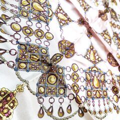 ◎シルク100％。本物の宝石を溶かし込んだような可憐美しい大判スカーフ、いかがでしょうか？の画像