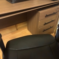 机と椅子の画像