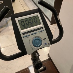 フィットネスバイク　エアロバイク　静音 サドル調整 組立簡単 心拍測定 簡単移動🎶の画像