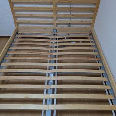 イケアのダブルベッドフレーム「TARVA」の画像