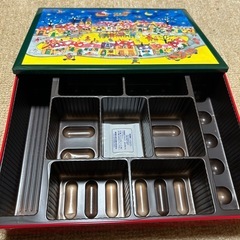 ヨックモック クッキーのクリスマスデザイン収納ボックス（空き缶）の画像