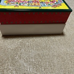 ヨックモック クッキーのクリスマスデザイン収納ボックス（空き缶）の画像