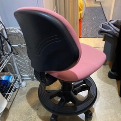 ピンク色のオフィスチェアの画像