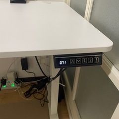 ステンディングデスクと椅子一緒の画像