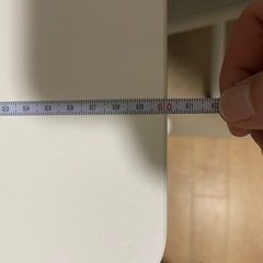 ステンディングデスクと椅子一緒の画像