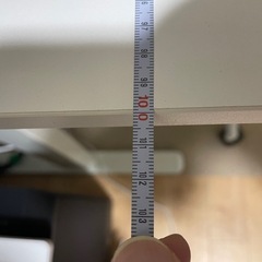 ステンディングデスクと椅子一緒の画像