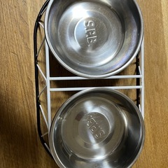 犬の餌入れの画像