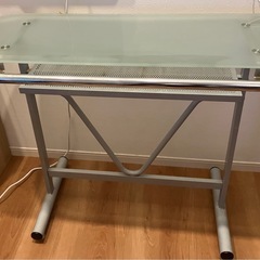 ガラステーブルの画像