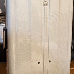 スーツケースと海外用ドライヤー、プラグなど旅行用品の画像