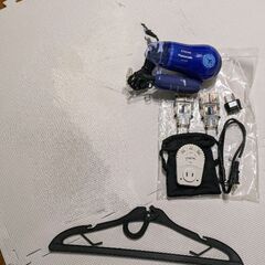 スーツケースと海外用ドライヤー、プラグなど旅行用品の画像