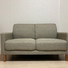 2人掛けソファ（グリーンぽいグレージュ/布製）の画像