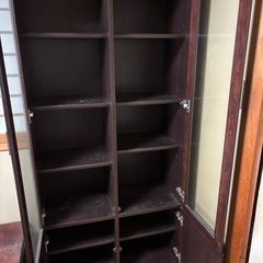 タンス、テーブル、本棚の画像