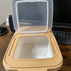 炊飯器 4合（米入れ容器セット）の画像