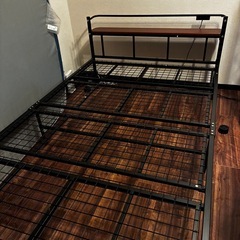 ベッドフレーム ベッド セミダブル パイプベッド コンセント付き 2口コンセントの画像