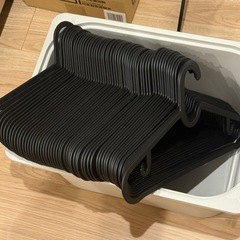 IKEA ハンガー 黒  57本　の画像