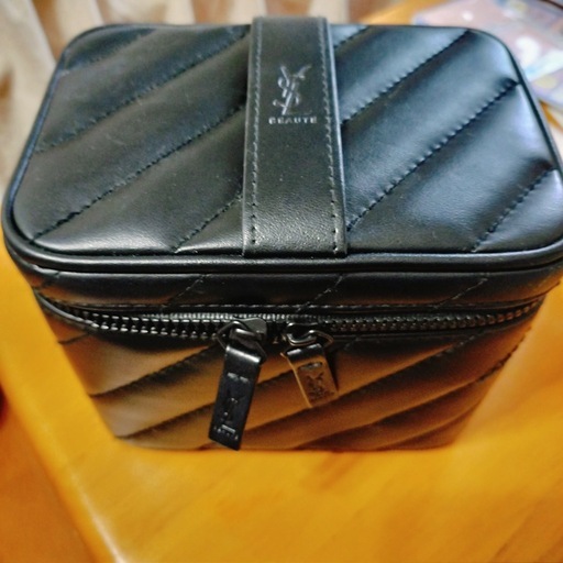 イブサンローラン YSL ノエル バニティポーチ ノベルティ