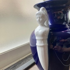 人物像ハンドル付きアンティーク花瓶の画像