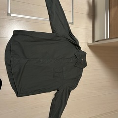 GU長袖シャツ　カーキ色の画像