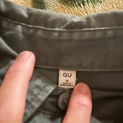 GU長袖シャツ　カーキ色の画像