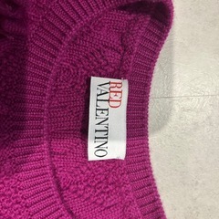 レッドヴァレンティノジオメトリック編みリボン×ボールラウンドネックニットセーターの画像