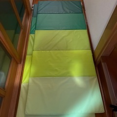 IKEAの折り畳み式ジムマット２つの画像