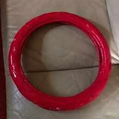 中古　車用　ハンドルカバー　赤色　エナメルキルティング　軽自動車用　Sサイズの画像