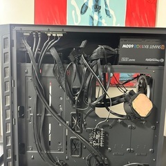 PCケースと650W電源ユニット、CPUクーラーの画像