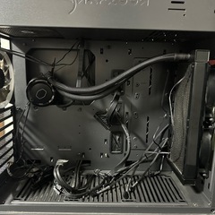 PCケースと650W電源ユニット、CPUクーラーの画像