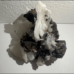 方解石（カルサイト）＋閃亜鉛鉱（パイライト）＋黄鉄鉱（スファレライト）重さ：204.8g　共生標本　原石　鉱物　標本　宝石　鉱石　天然石の画像