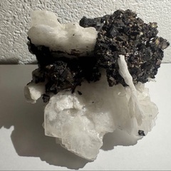 方解石（カルサイト）＋閃亜鉛鉱（パイライト）＋黄鉄鉱（スファレライト）重さ：204.8g　共生標本　原石　鉱物　標本　宝石　鉱石　天然石の画像