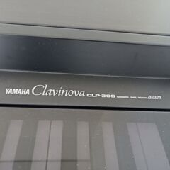 電子ピアノYAMAHA Clavinovaとベンチの画像