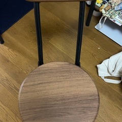 椅子、コンセント付き棚の画像