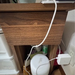 椅子、コンセント付き棚の画像