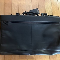 TUMI. 本革スーツ入れの画像