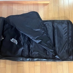 TUMI. 本革スーツ入れの画像
