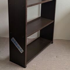 木製の本棚の画像