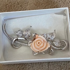 珊瑚ブローチの画像